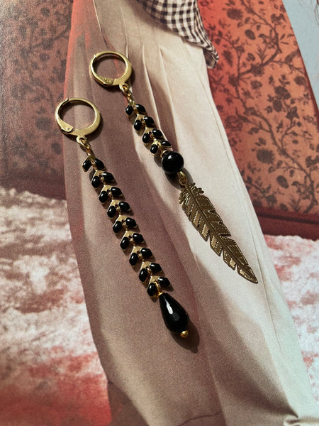 Gemelli diversi neri con piuma