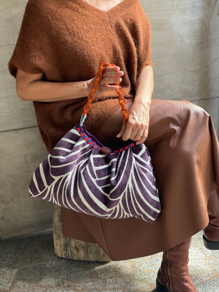 Borsa grande in velluto a onde color prugna e manico arancio