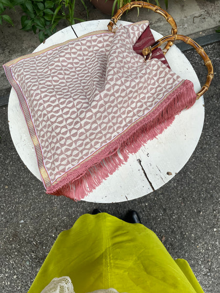 Borsa “contromano” rosa e mattone con frange rosa antico