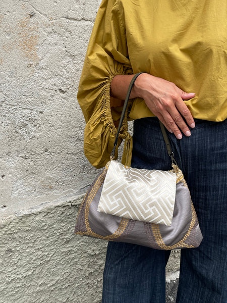 Borsa media in tessuto tortora con patella