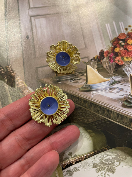 Orecchini a lobo crisantemo e smalto pervinca