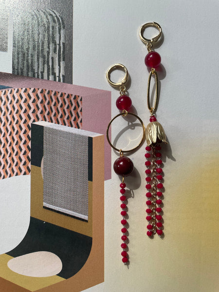 Gemelli diversi con rosarietto bordeaux, forme geometriche dorate e germoglio