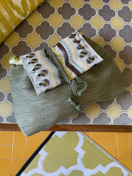 Pochette verde salvia con patella ricamata