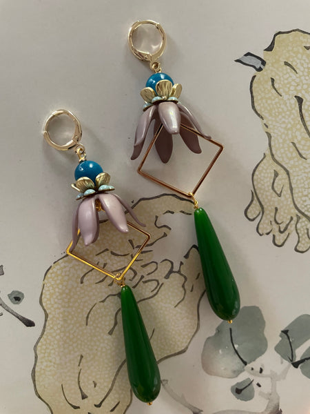 Orecchini con fiori, goccia e motivo geometrico