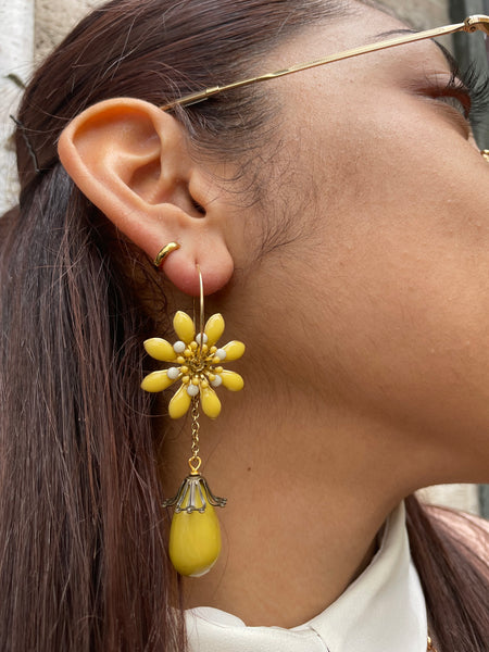 Orecchini fiore giallo tridimensionale e goccia