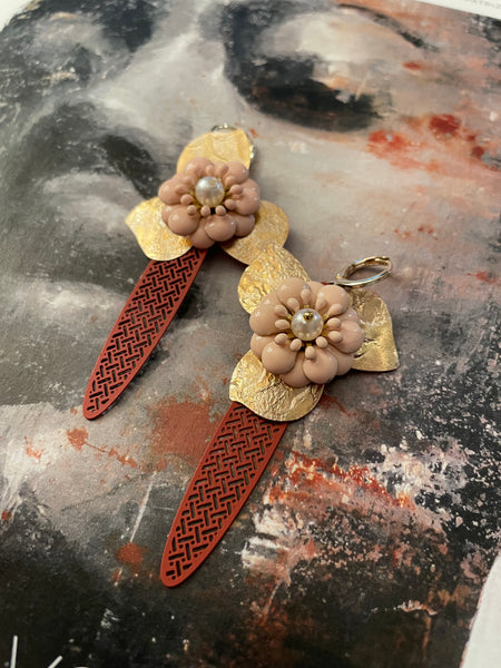 Orecchini ali lunghe rosse e fiori rosa