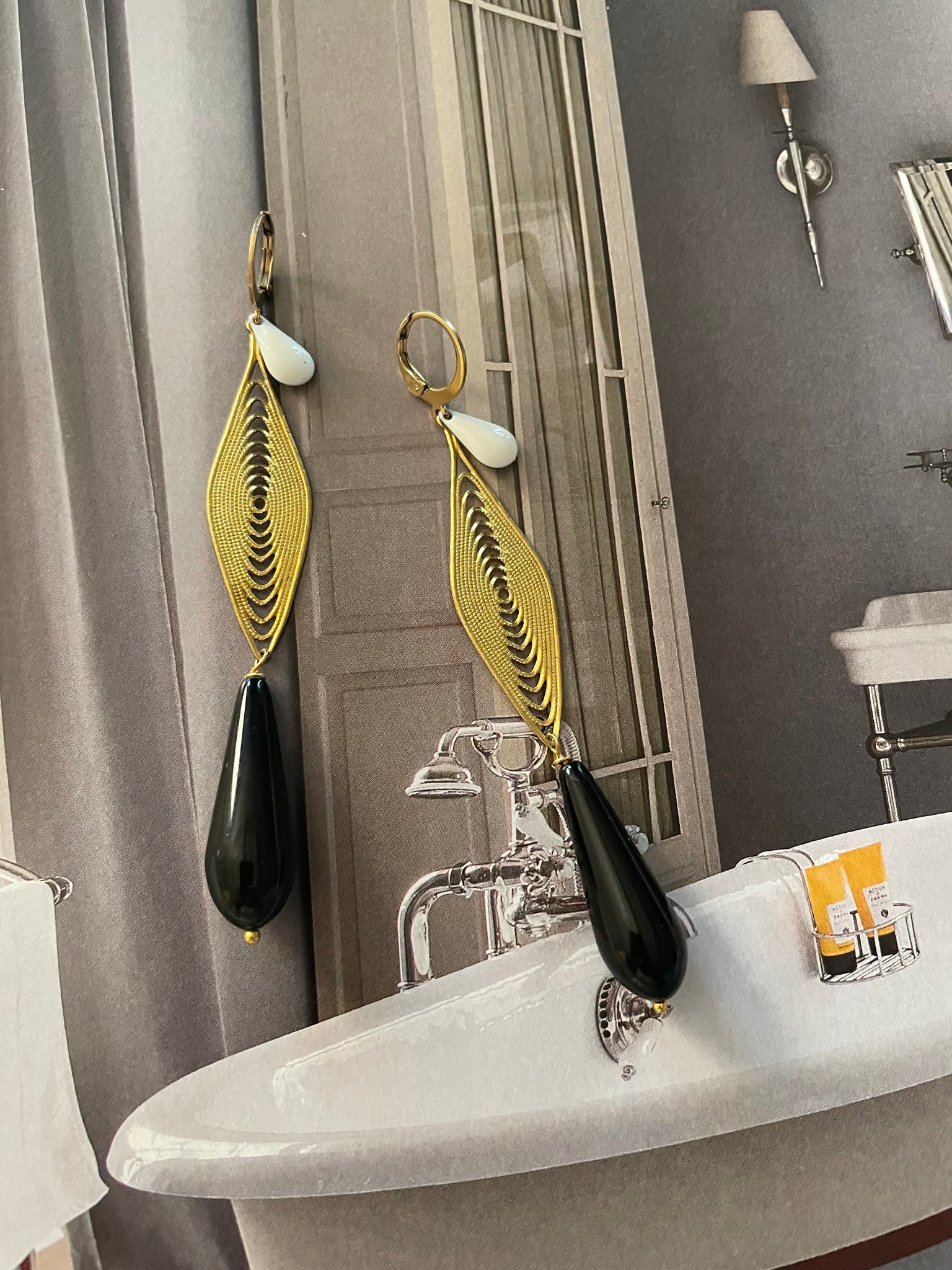 Orecchini affusolati con goccia e smalto