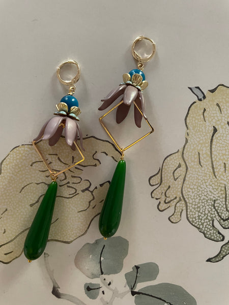 Orecchini con fiori, goccia e motivo geometrico