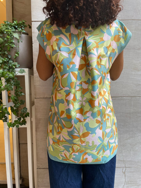 Top foulard incrociato sui toni del verde e dei colori pastello