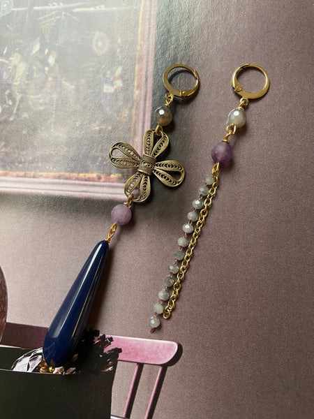 Gemelli diversi grigio viola e blu con fiocco