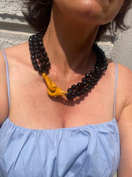 Collana Canapa in resina nera e fermaglio giallo
