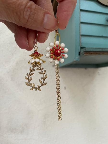 Gemelli diversi con fiore bianco e rosso