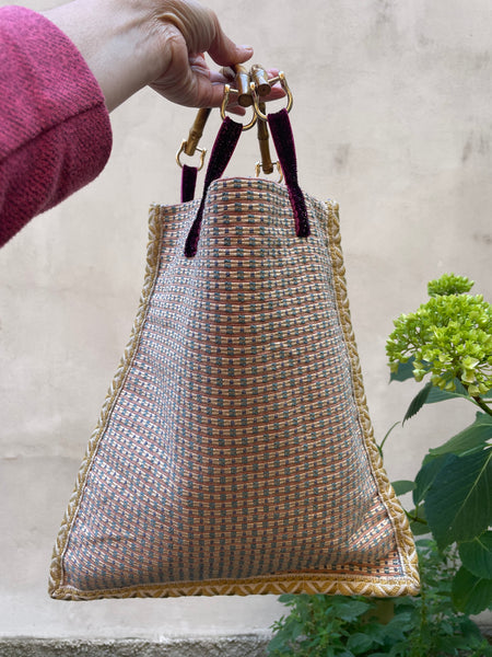 Borsa “contromano” beige e fantasia geometrica