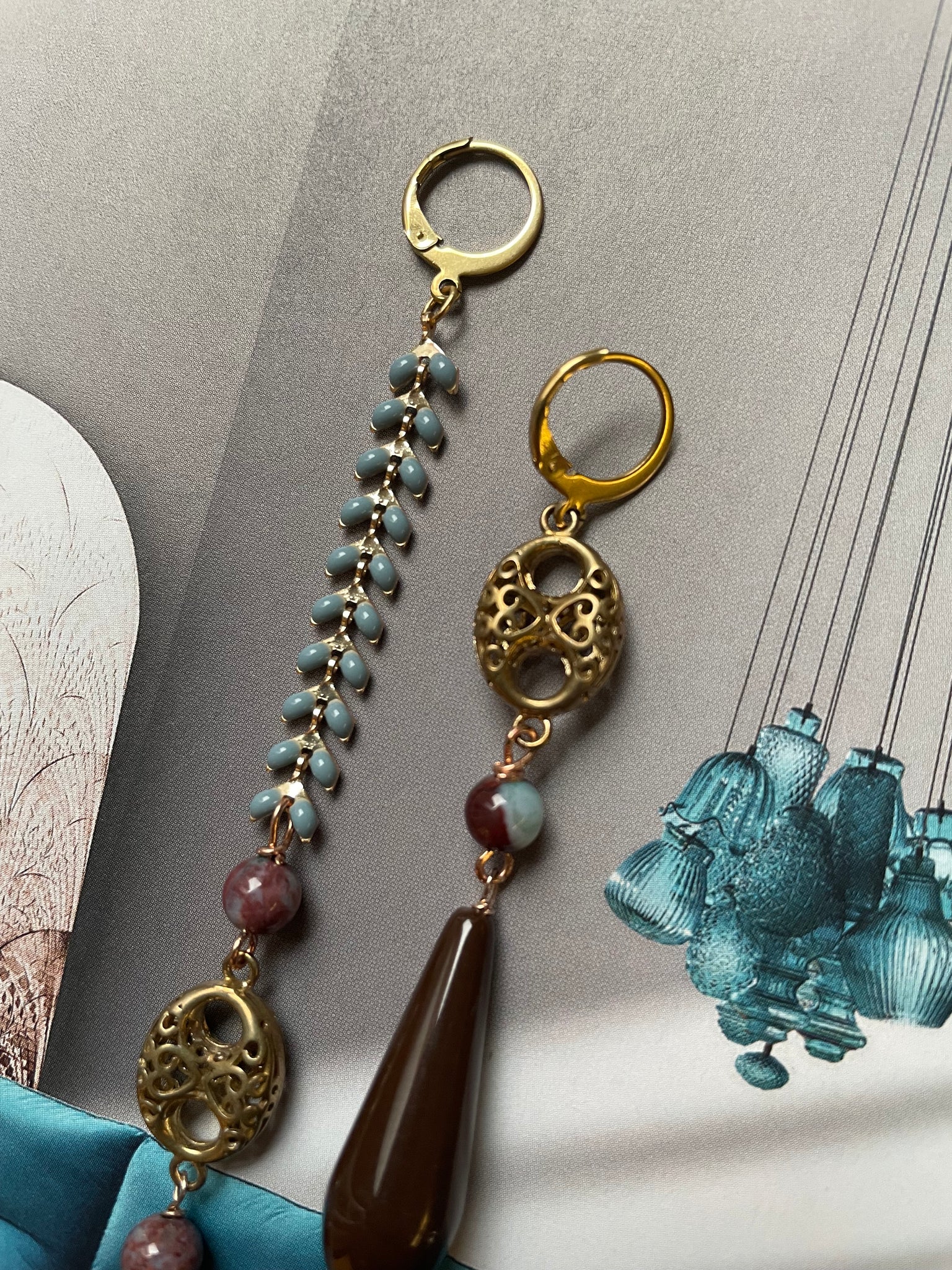 Gemelli diversi grigio e marrone con spina di pesce