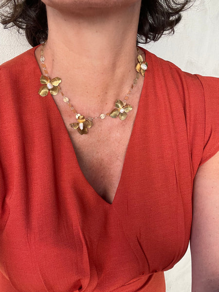 Collana girocollo fiori e perle di fiume