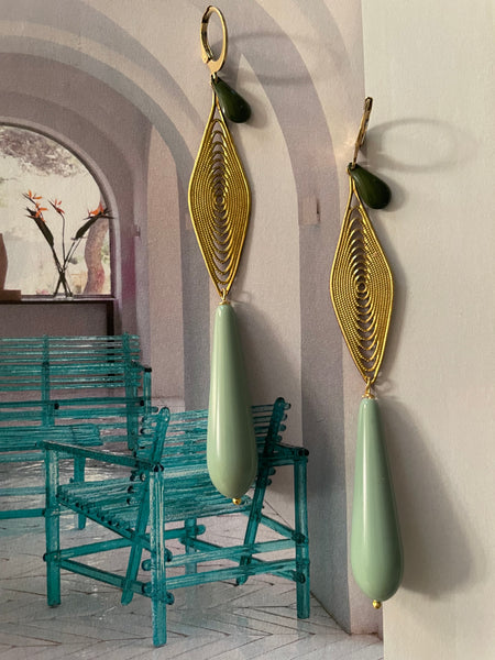 Orecchini affusolati con goccia e smalto