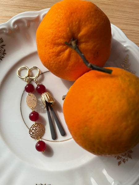 Gemelli diversi con bocciolo e gocce in smalto grigio