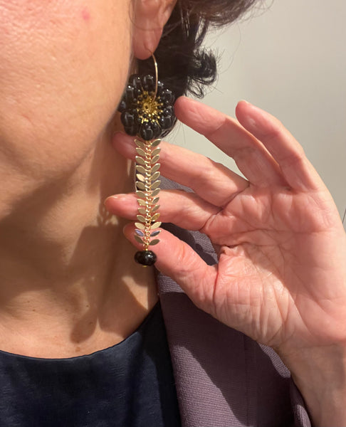 Orecchini con fiore grande nero e catena a foglie
