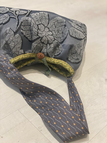 Borsa grande in tessuto blu fiorato e manico cravatta