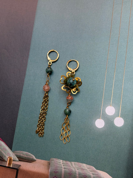 Gemelli diversi con fiore in ottone