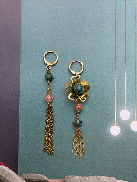 Gemelli diversi con fiore in ottone