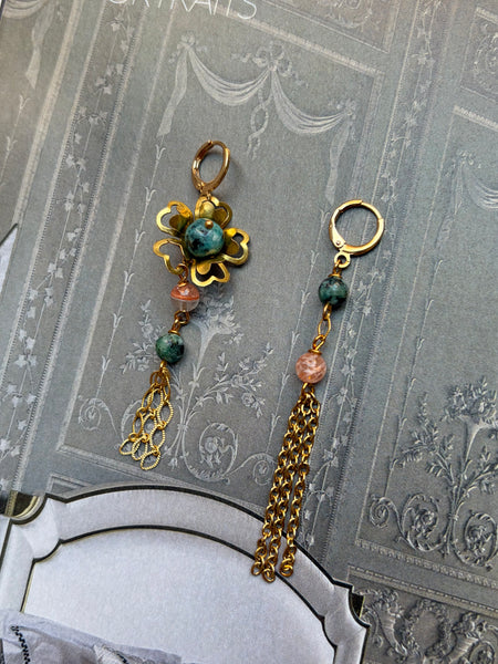 Gemelli diversi con fiore in ottone