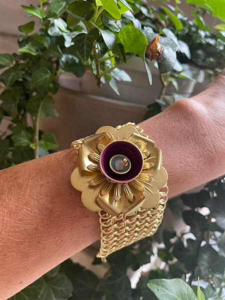 Bracciale a maglia dorato con fiore