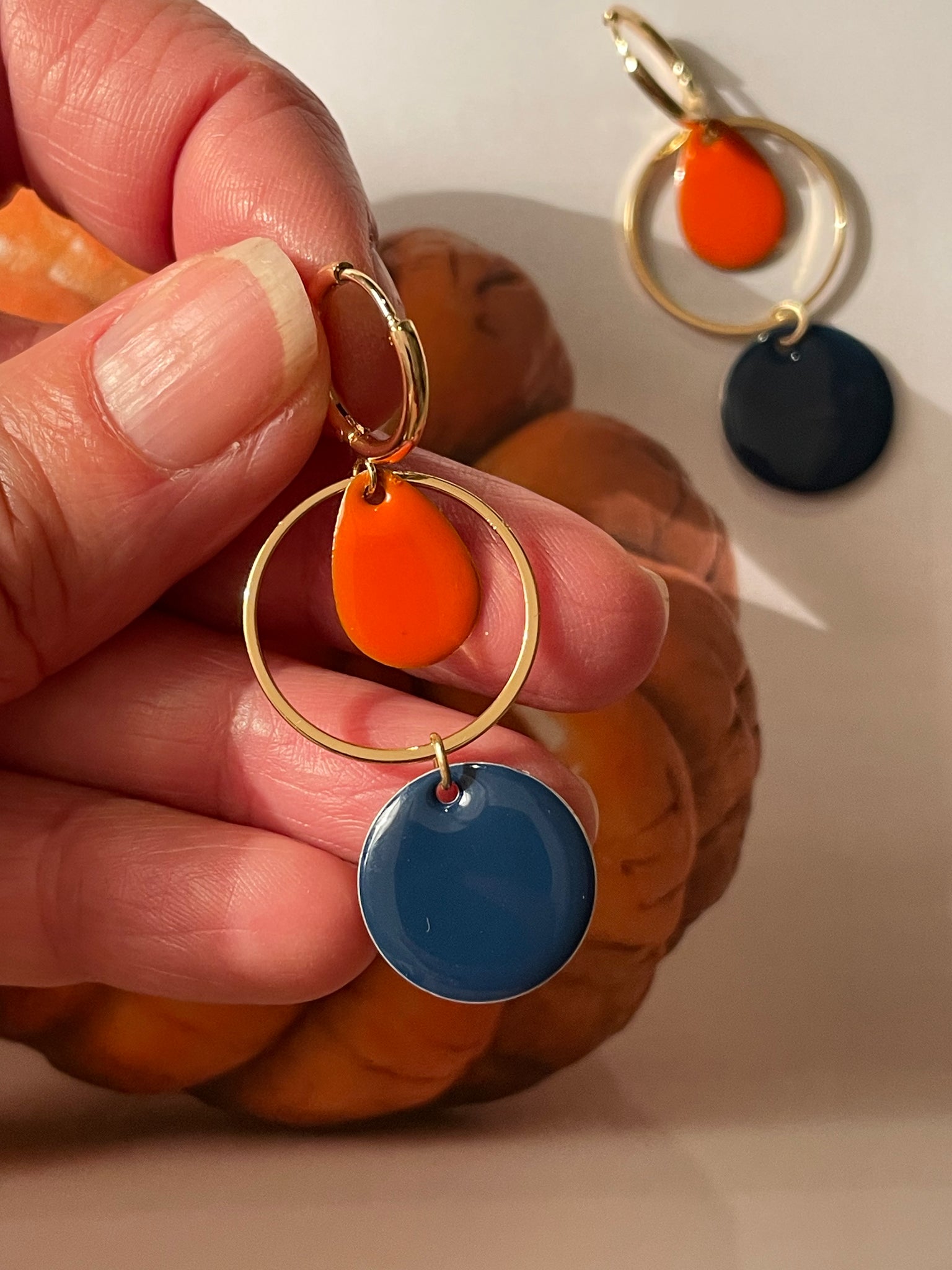 Orecchini in smalto rotondo e goccia