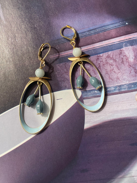 Orecchini ovali smaltati e mughetti