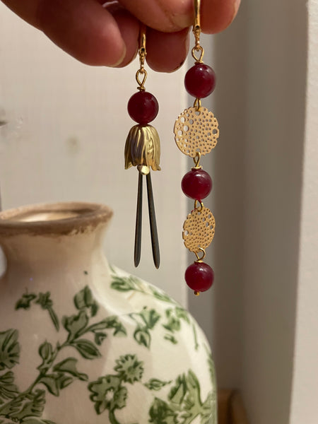 Gemelli diversi con bocciolo e gocce in smalto grigio