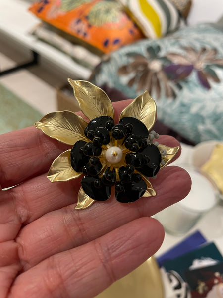 Spilla foglia oro, fiore nero e fiorellini