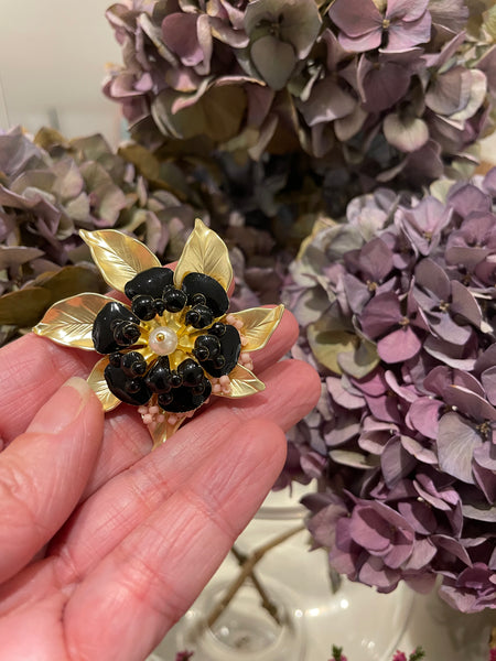 Spilla foglia oro, fiore nero e fiorellini