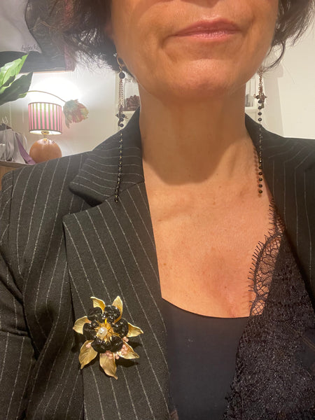 Spilla foglia oro, fiore nero e fiorellini