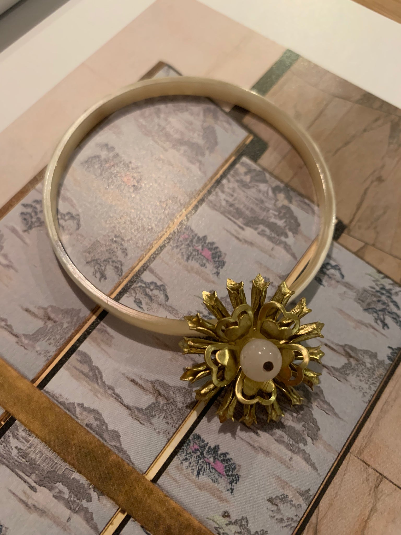 Bracciale rotondo in corno, con fiore