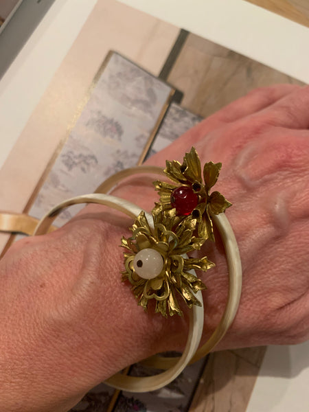 Bracciale rotondo in corno, con fiore